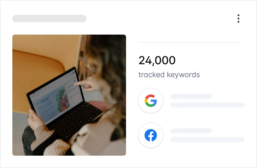 Vrouw werkt op een laptop en analyseert 24.000 gevolgde trefwoorden voor SEO.